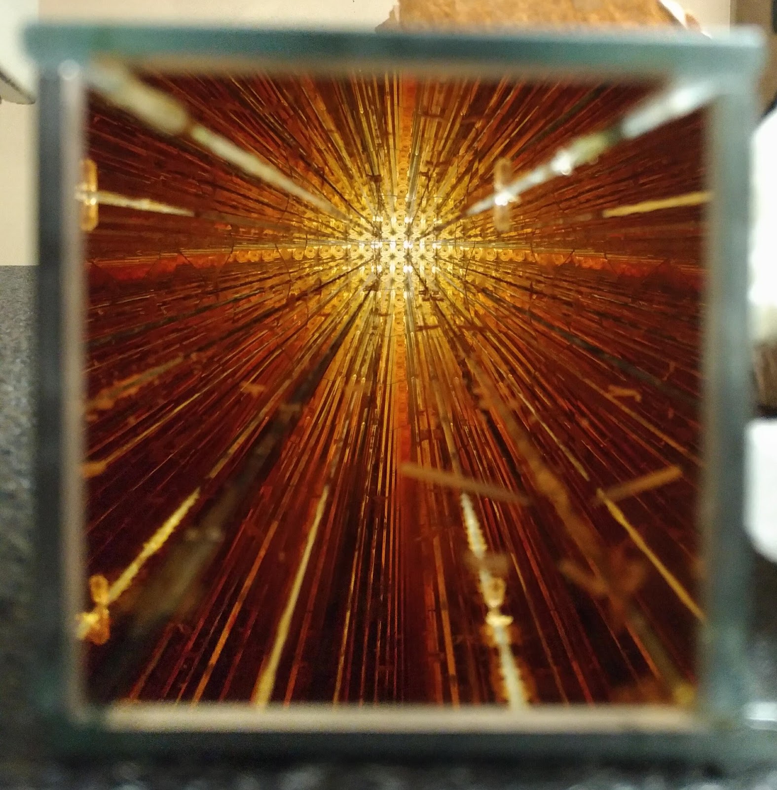 Foto del collimatore in rame realizzato nell'ambito dell'esperimento FAMU (Fisica degli Atomi MUonici) per dei test di collimazione del fascio di muoni.