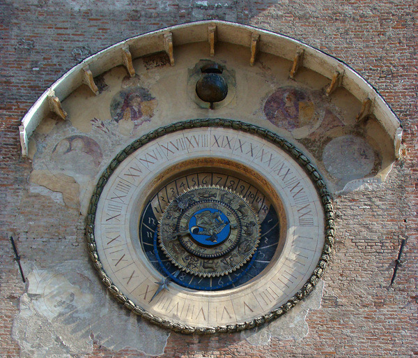 orologio astronomico della torre dell'orologio di mantova