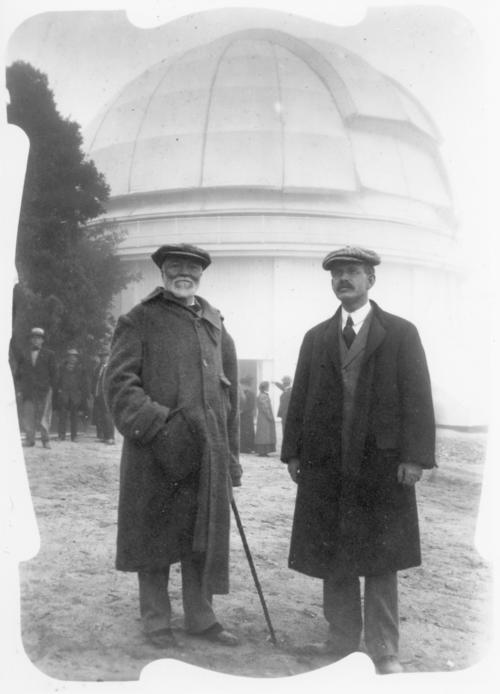 Andrew Carnegie e George Hale di fronte all'osservatorio, immagine di Emilio Segrè Visual Archives
