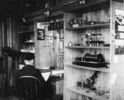 George Hale in laboratorio, immagine di Emilio Segrè Visual Archives