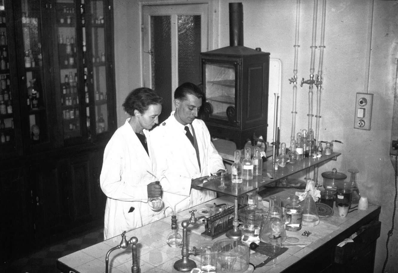 Irene e Joliot Curie insieme in laboratorio, immagine di pubblico dominio