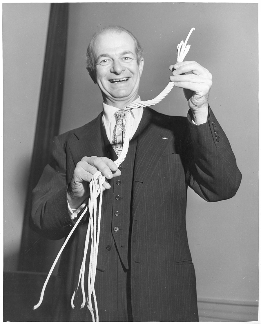 Carl Linus Pauling con una corda, immagine di Smithsonian Institution from United States, No restrictions, via Wikimedia Commons