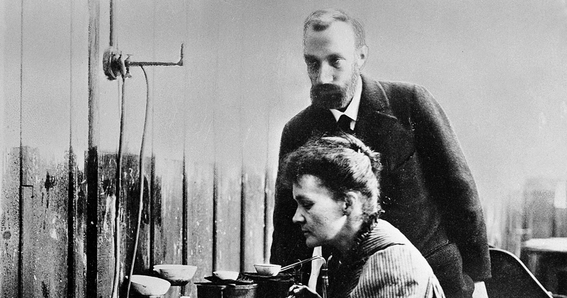 Marie e Pierre Curie, CC BY 4.0 <https://creativecommons.org/licenses/by/4.0, via Wikimedia Commons, al link https://commons.wikimedia.org/wiki/File:Pierre_and_Marie_Curie_at_work_in_laboratory_Wellcome_L0001761.jpg