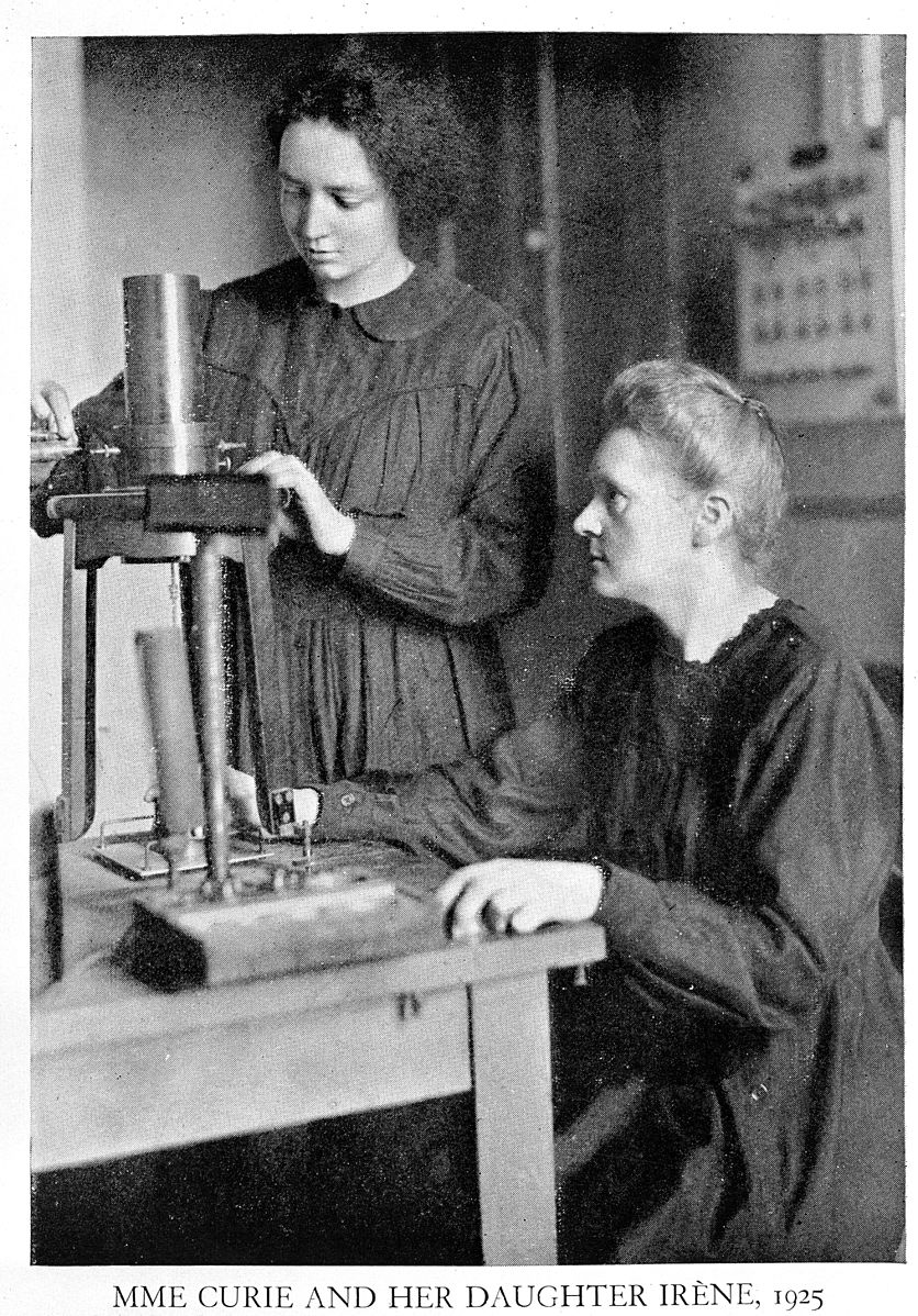 scienzapertutti_Joliot-curie (licenza CC by https://commons.wikimedia.org/wiki/File:Portrait_of_Marie_Curie_and_her_daughter_Irene_Wellcome_L0001759.jpg)