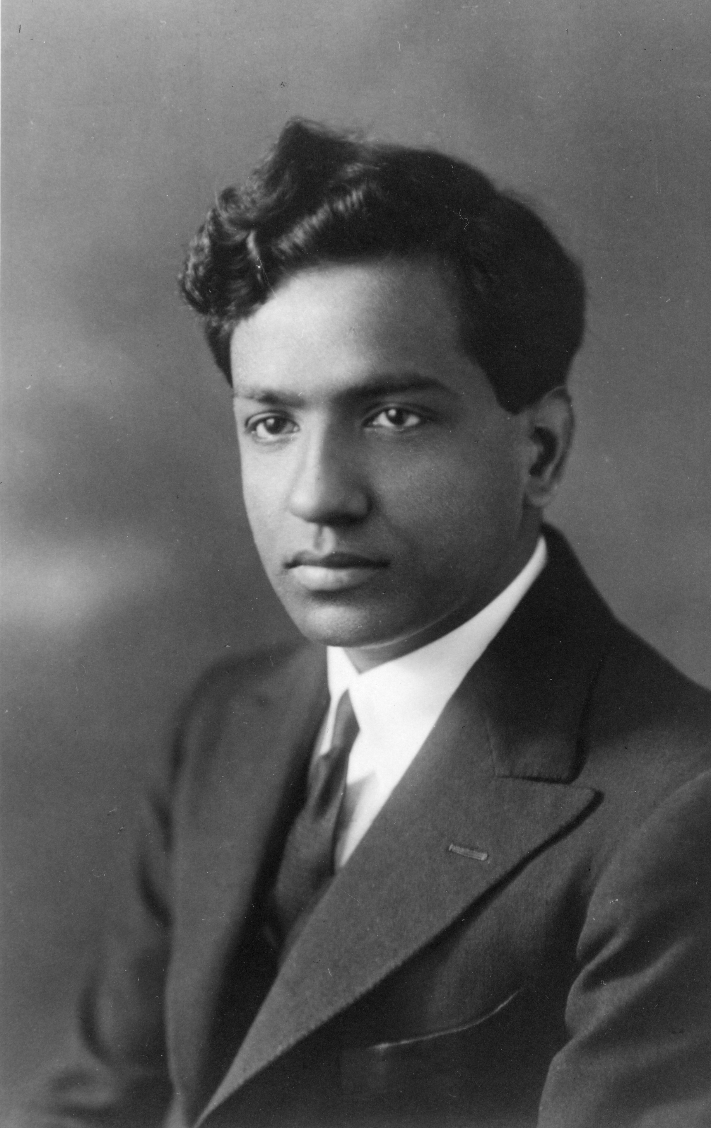 ritratto del giovane Chandra, immagine da AIP Emilio Segrè Visual Archives, gift of Subrahmanyan Chandrasekhar