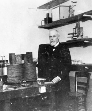 Henri Becquerel in laboratorio. Immagine di pubblico dominio