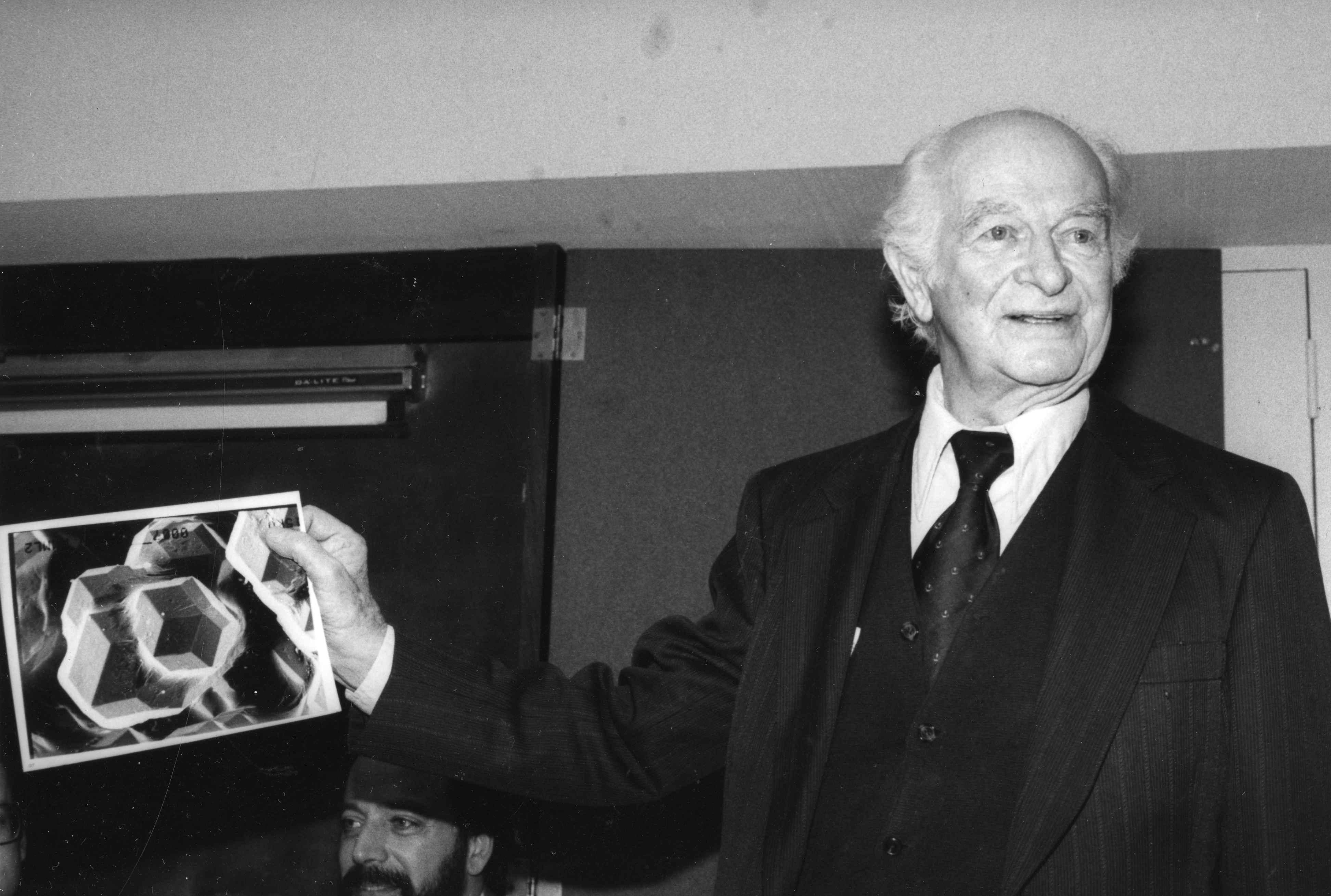 pauling durante una conferenza nell'87, AIP Emilio Segrè Visual Archives