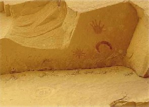Possibile rappresentazione rupestre della supernova 1054 (oggi Crab Nebula)  ritrovata a Peñasco Blanco, nel Chaco Canyon in Arizona. Attribution: Alex Marentes, CC BY-SA 2.0 <https://creativecommons.org/licenses/by-sa/2.0, via Wikimedia Commons, al link https://commons.wikimedia.org/wiki/File:Anasazi_Supernova_Petrographs.jpg
